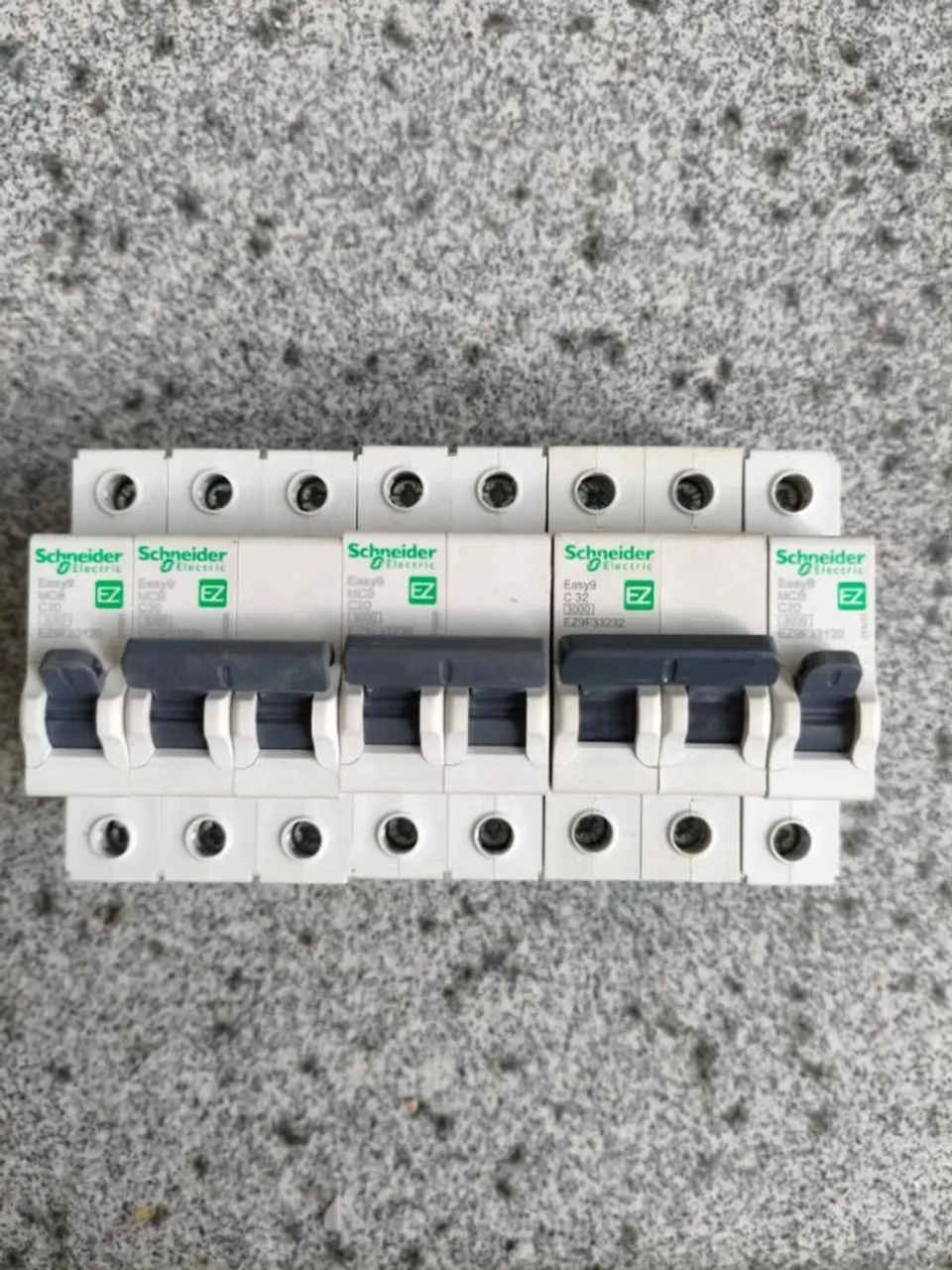 Disjuntores Schneider Easy9 - 20A e 32A