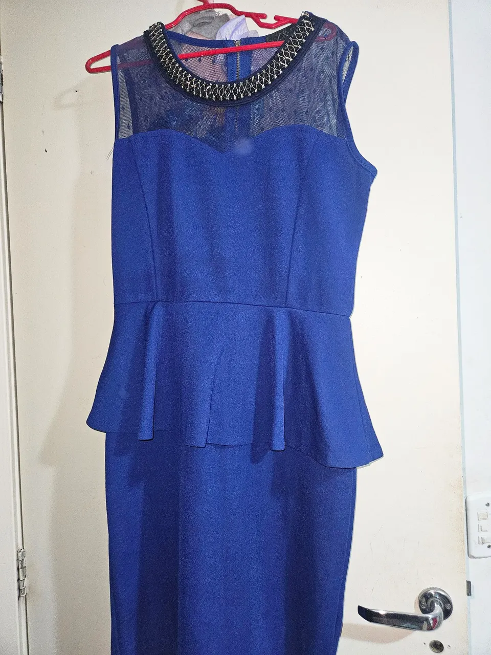 Vestido azul com detalhes em pedrarias