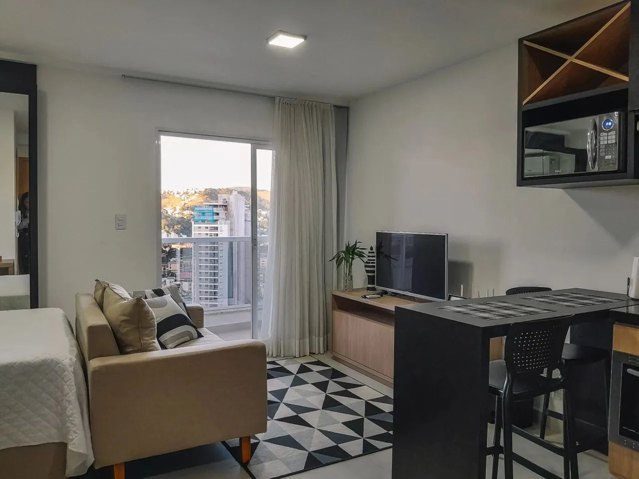 Studio planejado, mobiliado e com vaga pronto para locação