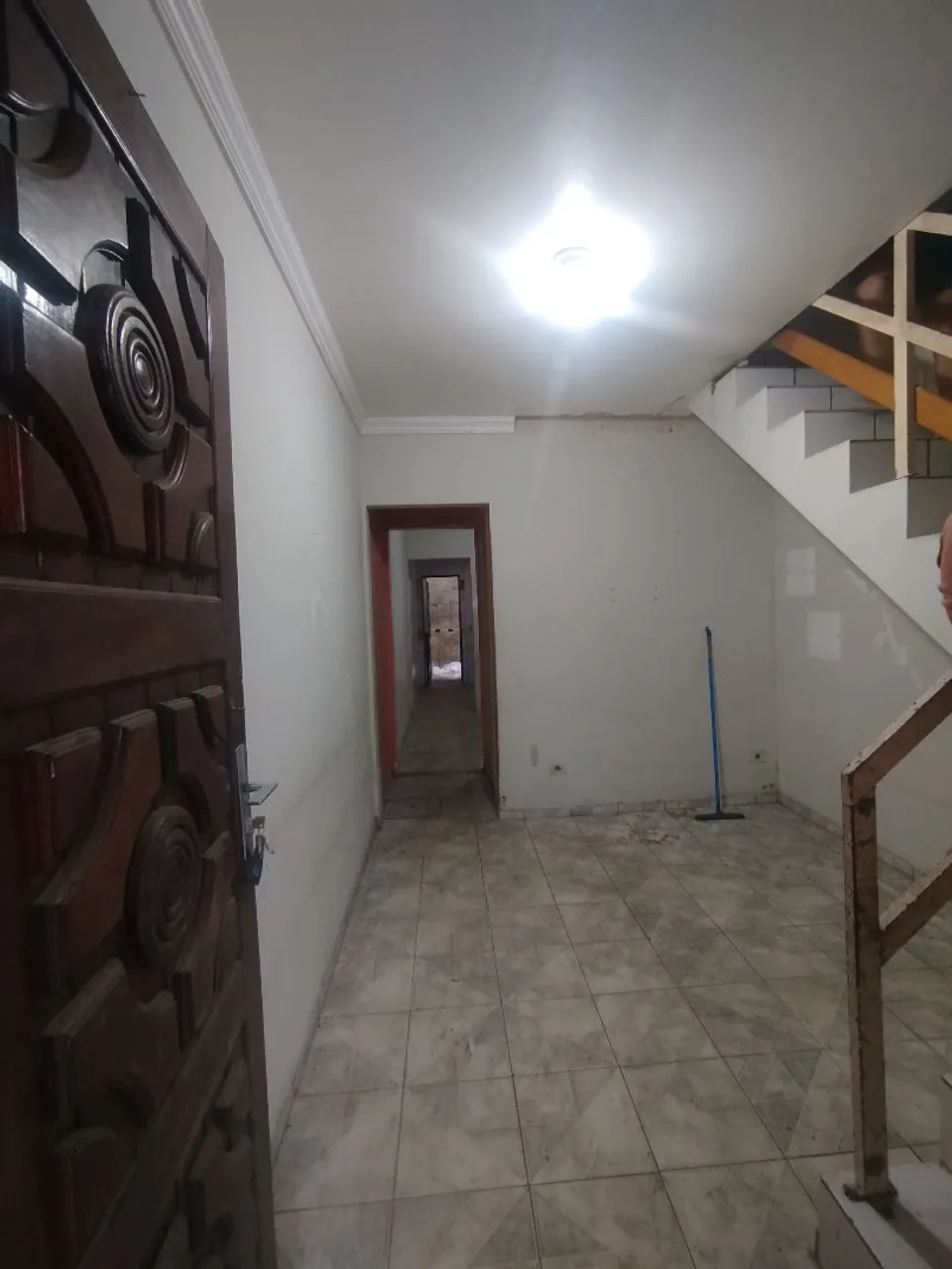 Vendo casa no bairro Granja Portugal, com 12 compartimentos.
