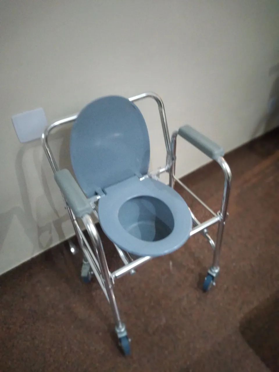 Cadeira de Banho Higiênica C/coletor e Assento C/tampa 100kg - Foto 4