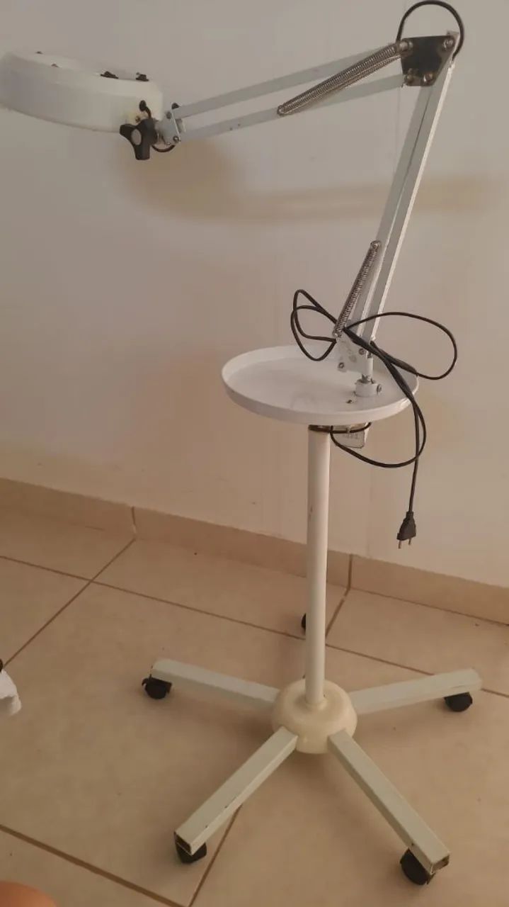 Luminária de Mesa com Braço Articulado