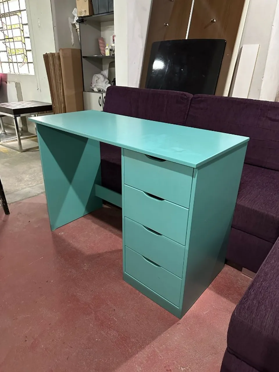 Escrivaninha verde em MDF