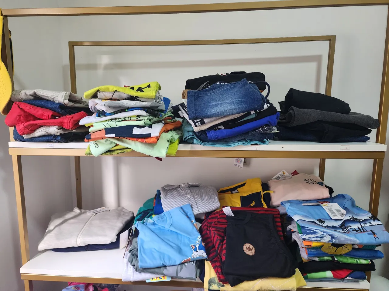 roupas infantis variadas