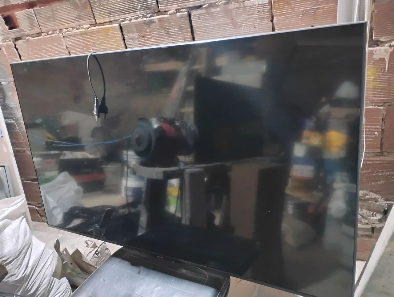 VENDO TV 54 POLEGADAS COM TELA QUEBRADA.