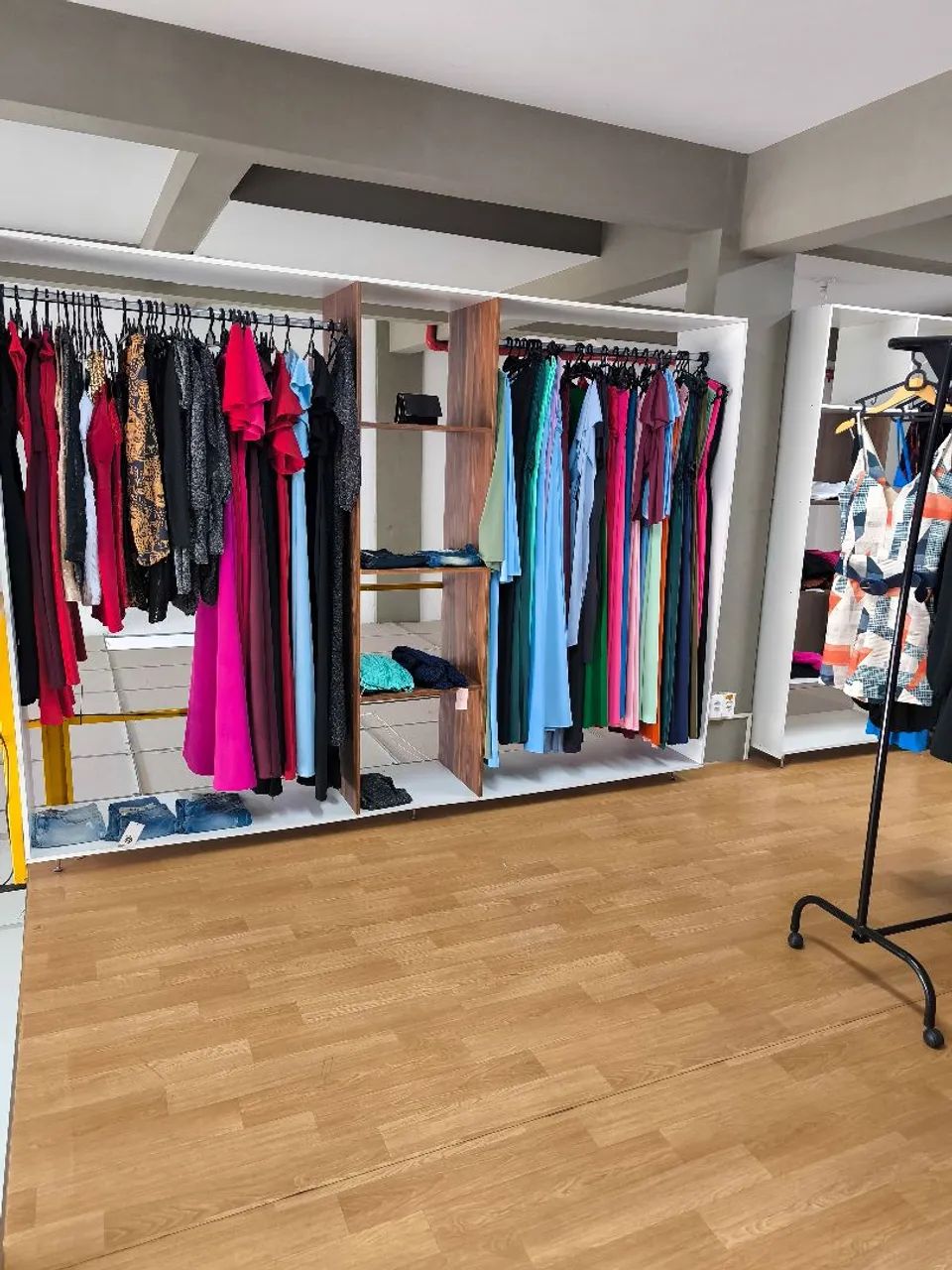 Móveis MDF para loja de roupas ou closet 