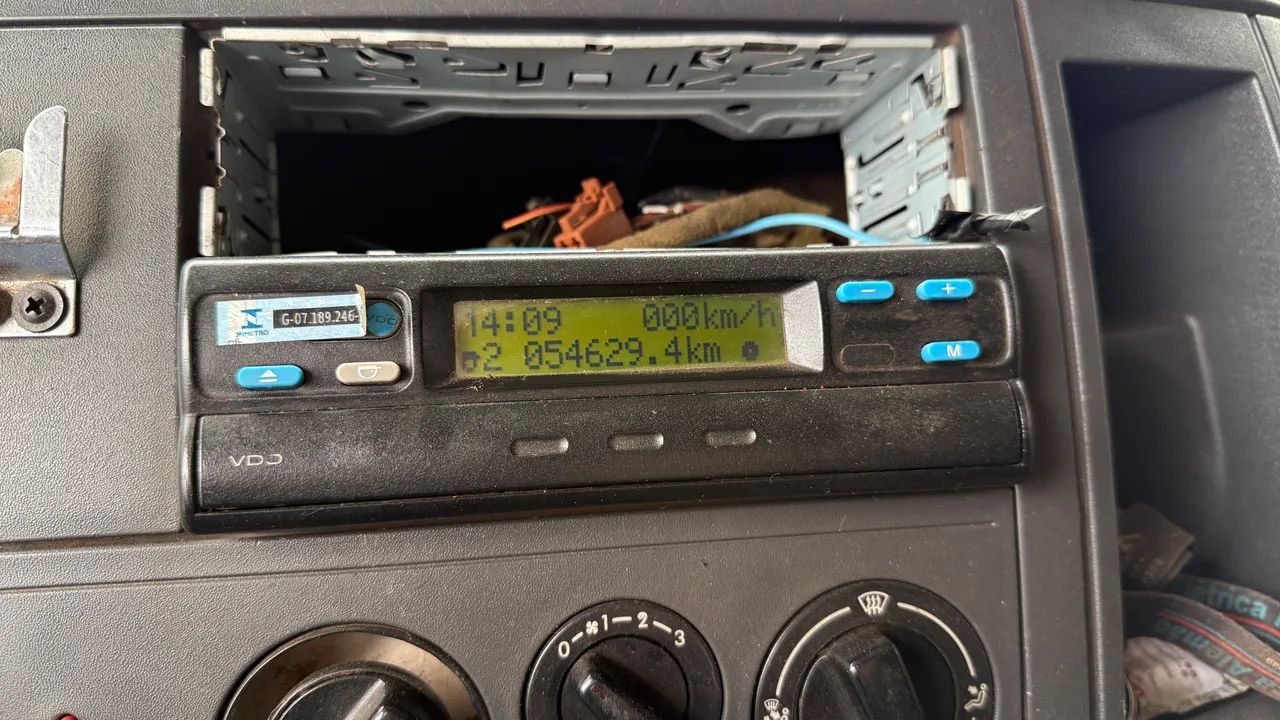 VOLKSWAGEN 24-280 6x2 ano 2013 Baú - Foto 8