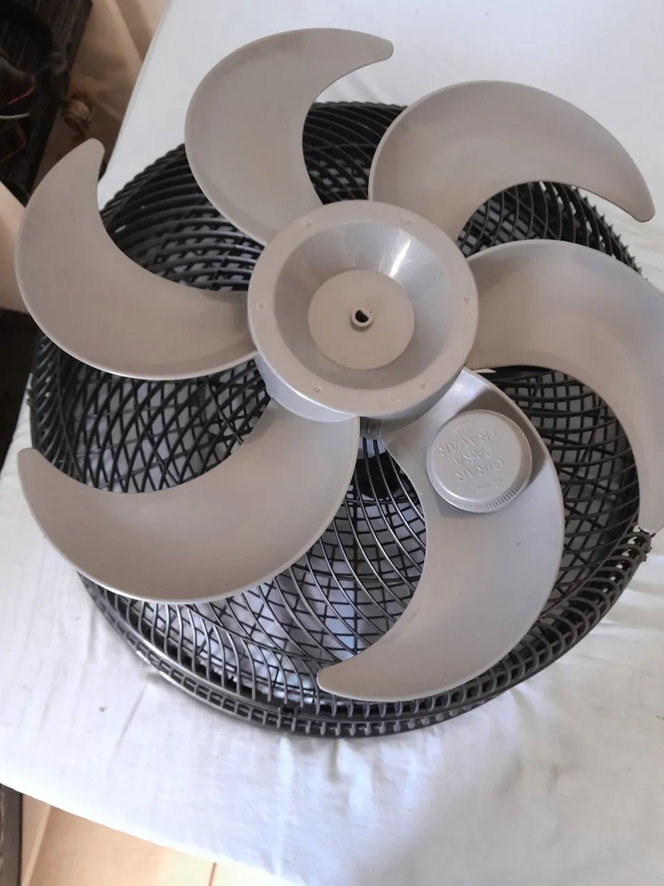 vendo essa hélice com grade para o ventilador Britânia turbo pra quem presica aceito pix