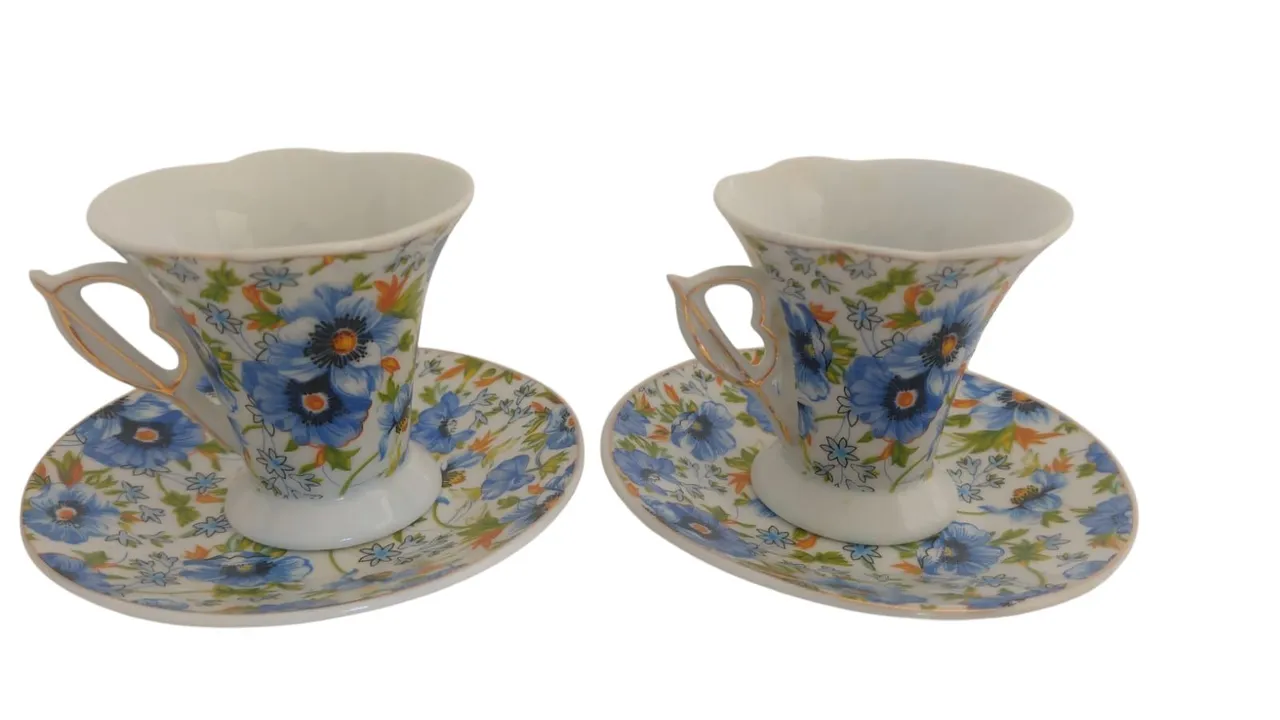 Conjunto com duas xícaras de cafezinho antigas