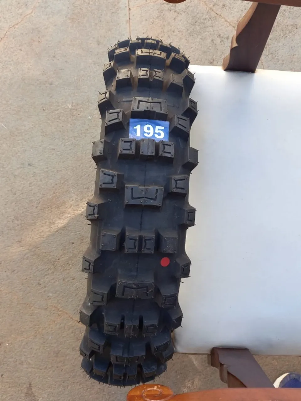 Oportunidade: Vende-se um pneu traseiro de moto para trilha nunca usado.