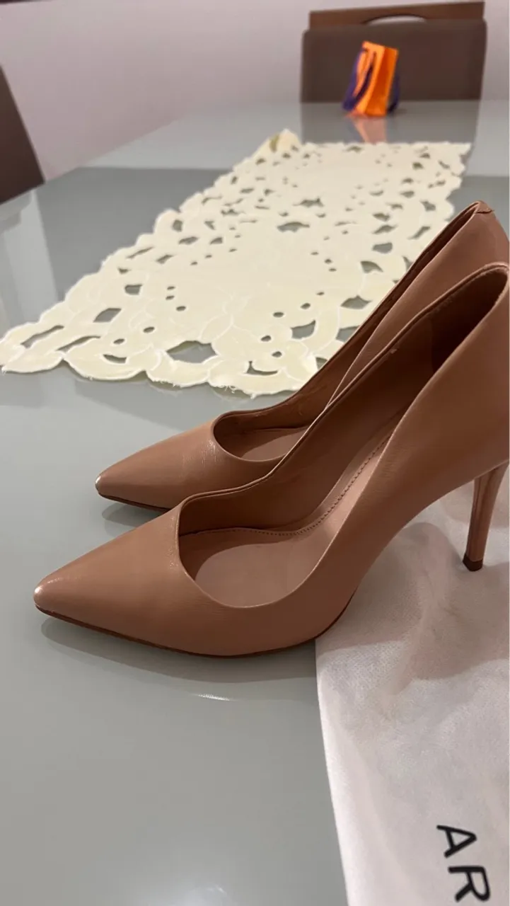 Sapatos de salto nude elegantes