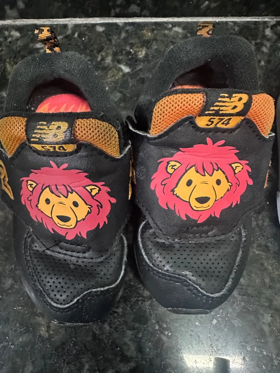 Tênis New Balance Infantil com Detalhes de Leão