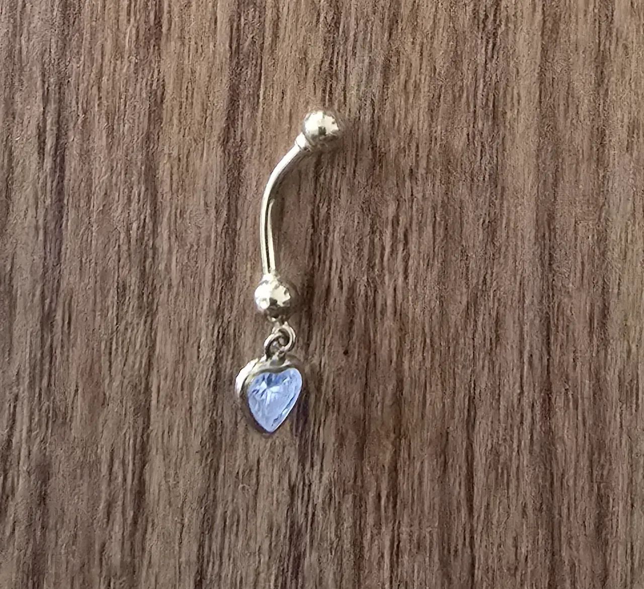 Piercing de umbigo ouro com coração cristal