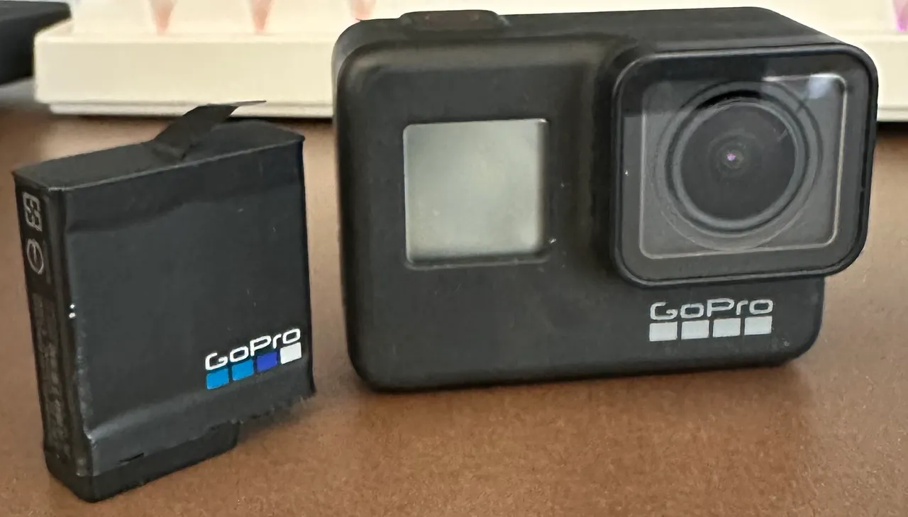 Go pro hero 7 black com 2 baterias.