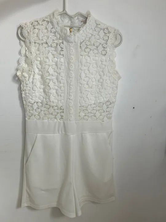 Macacão Branco de Renda