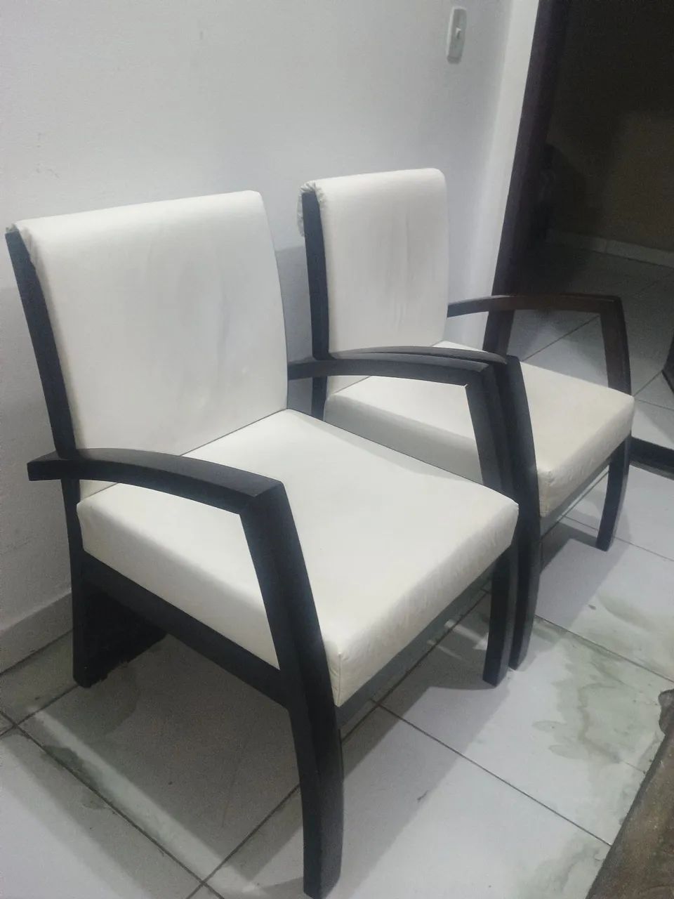 Vendo essas duas poltronas preço pra vender logo  - Foto 2