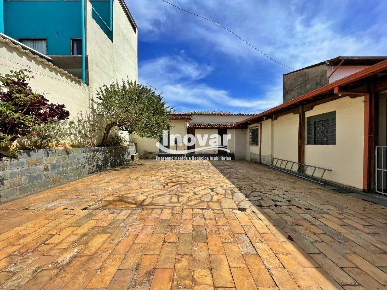 Casa com 3 quartos, suíte, amplo quintal e edícula no Jardim Leblon
