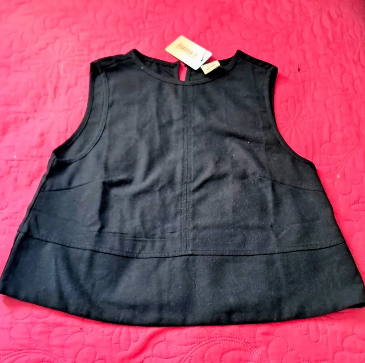 Blusa branca clássica e colete preto