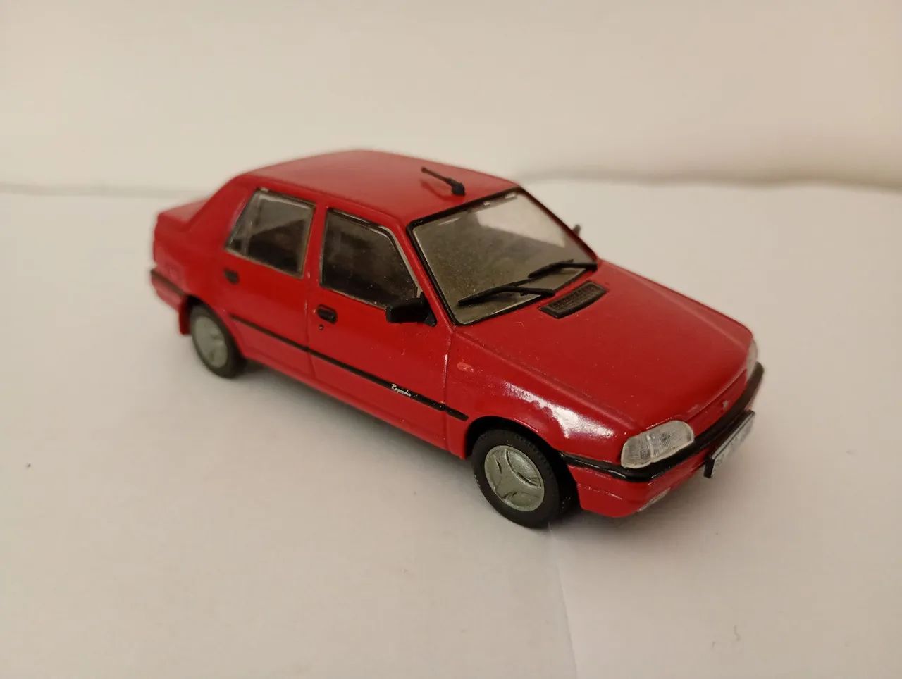 IXO/De Agostine - Miniatura Dacia SuperNova  - Foto 4
