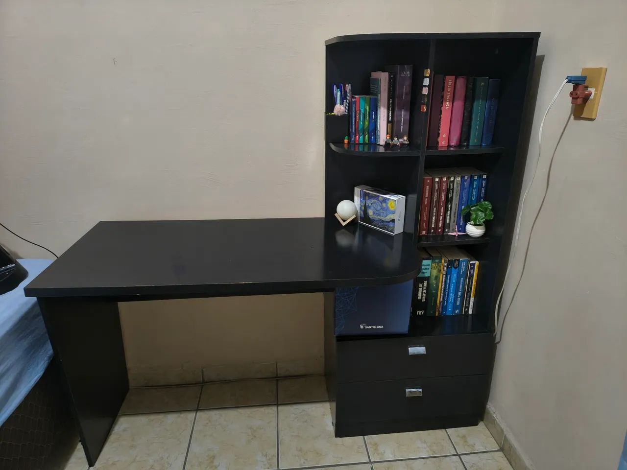 Mesa de estudos com estante