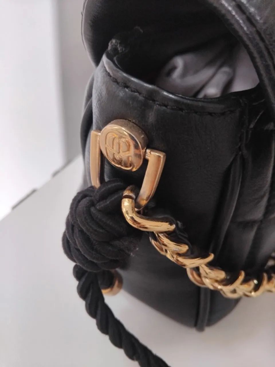 Bolsa Preta com corrente Dourada schutz  - Foto 3