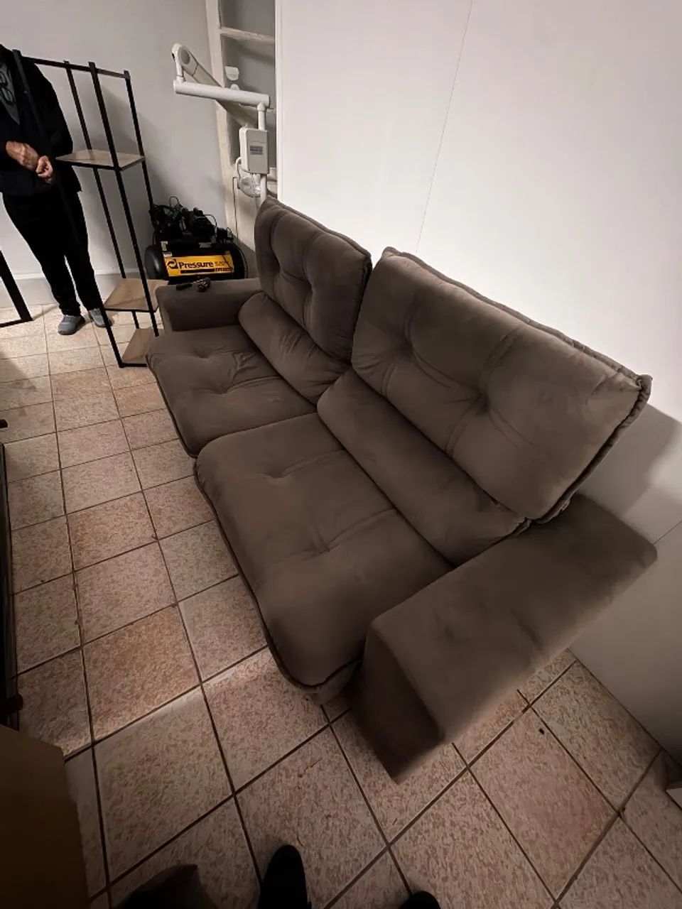 Sofá retrátil 4 Lugares Suede Marrom - Foto 2