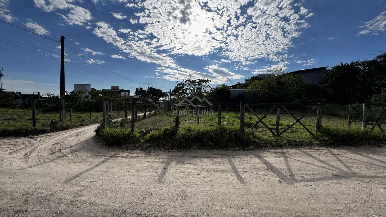 Terreno próximo ao centrinho da praia do Rosa - Foto 2
