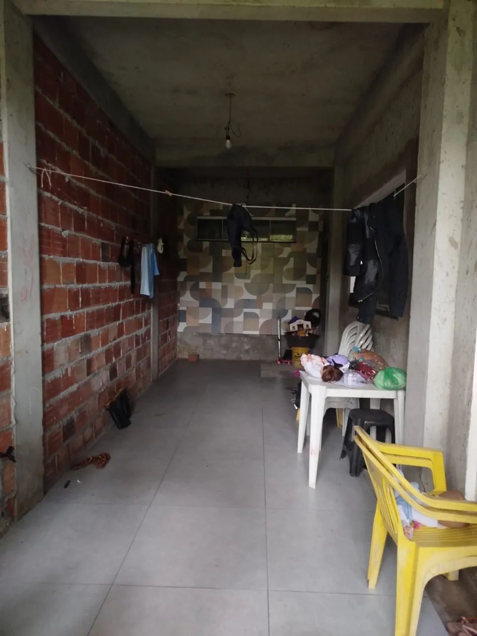 Vende se casa com 2/4 com suíte e banheiro social