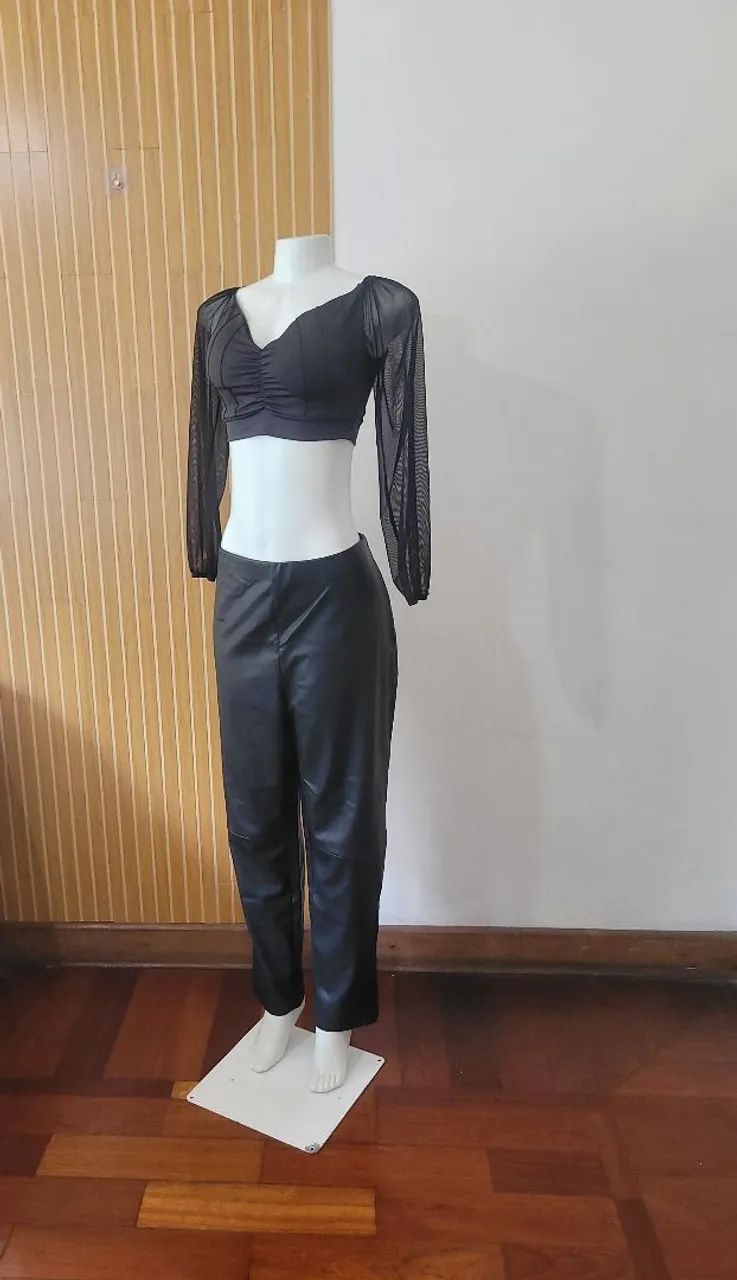 Calça feminina preta couro GG Riachuelo 