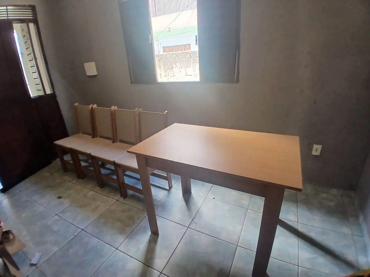 Vende-se mesa 4 cadeiras semi nova - Foto 4