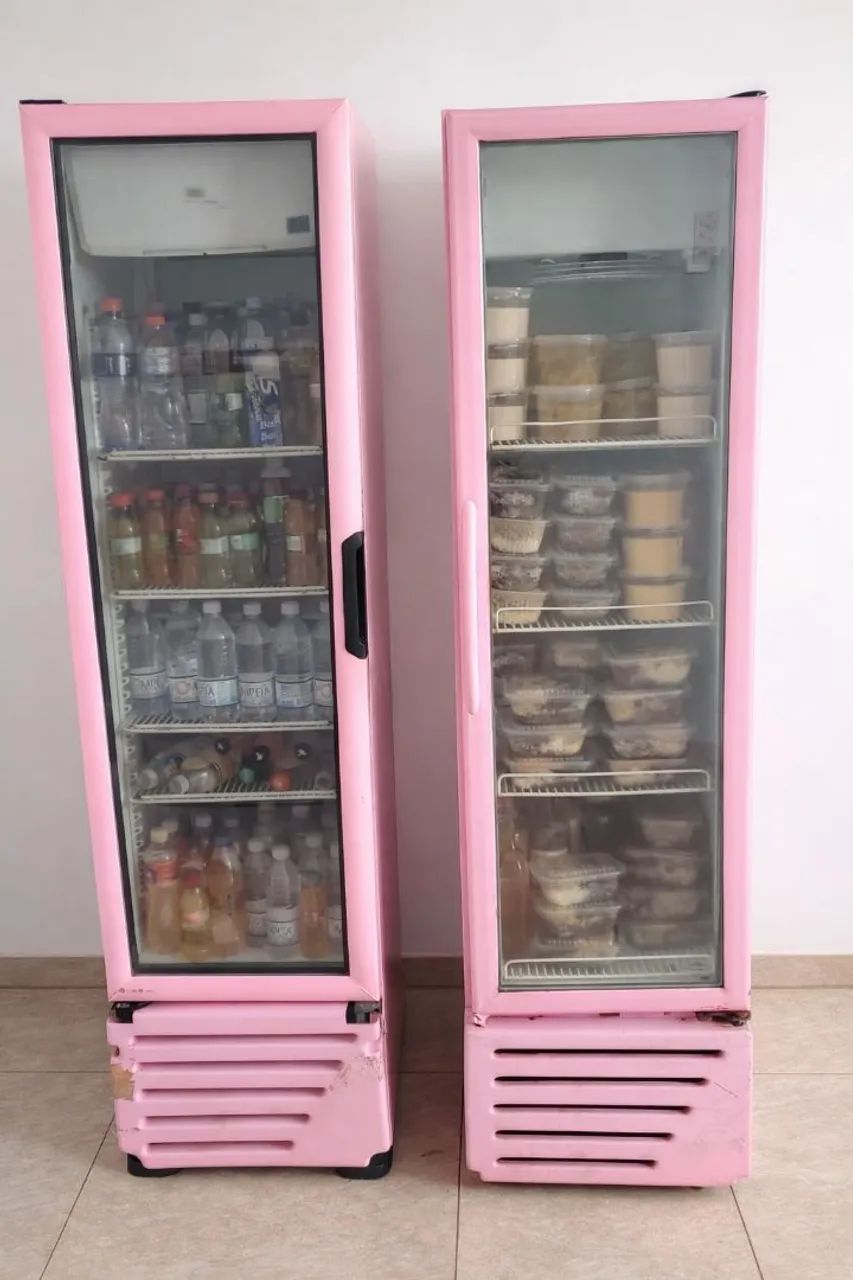 2 Geladeura expositora porta de vidro  emvelopado de rosa.valor dos dois a baixo