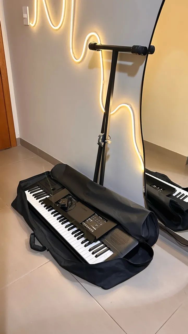 Teclado Yamaha PSR-E263 + acessórios  - Foto 5