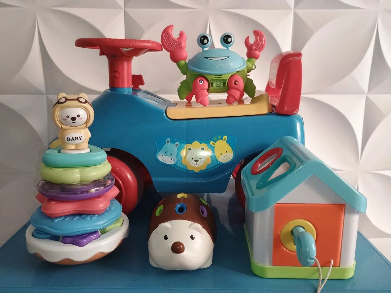 Kit com carrinho e brinquedos para bebês 