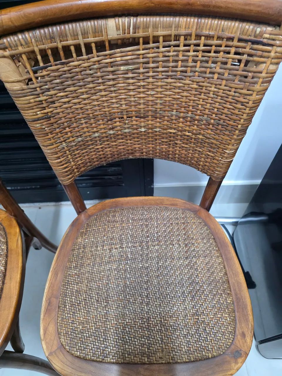 2 Cadeiras de Madeira e Rattan - Foto 2