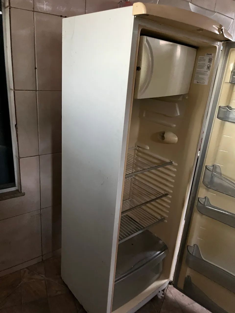 Geladeira cônsul . Só ligar e usar 