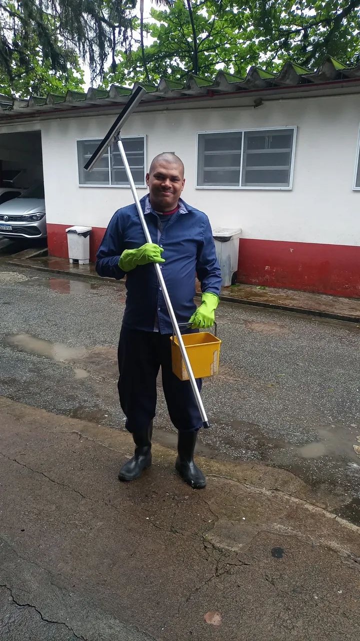 Limpeza de piscinas e jardins ..quintais em geral