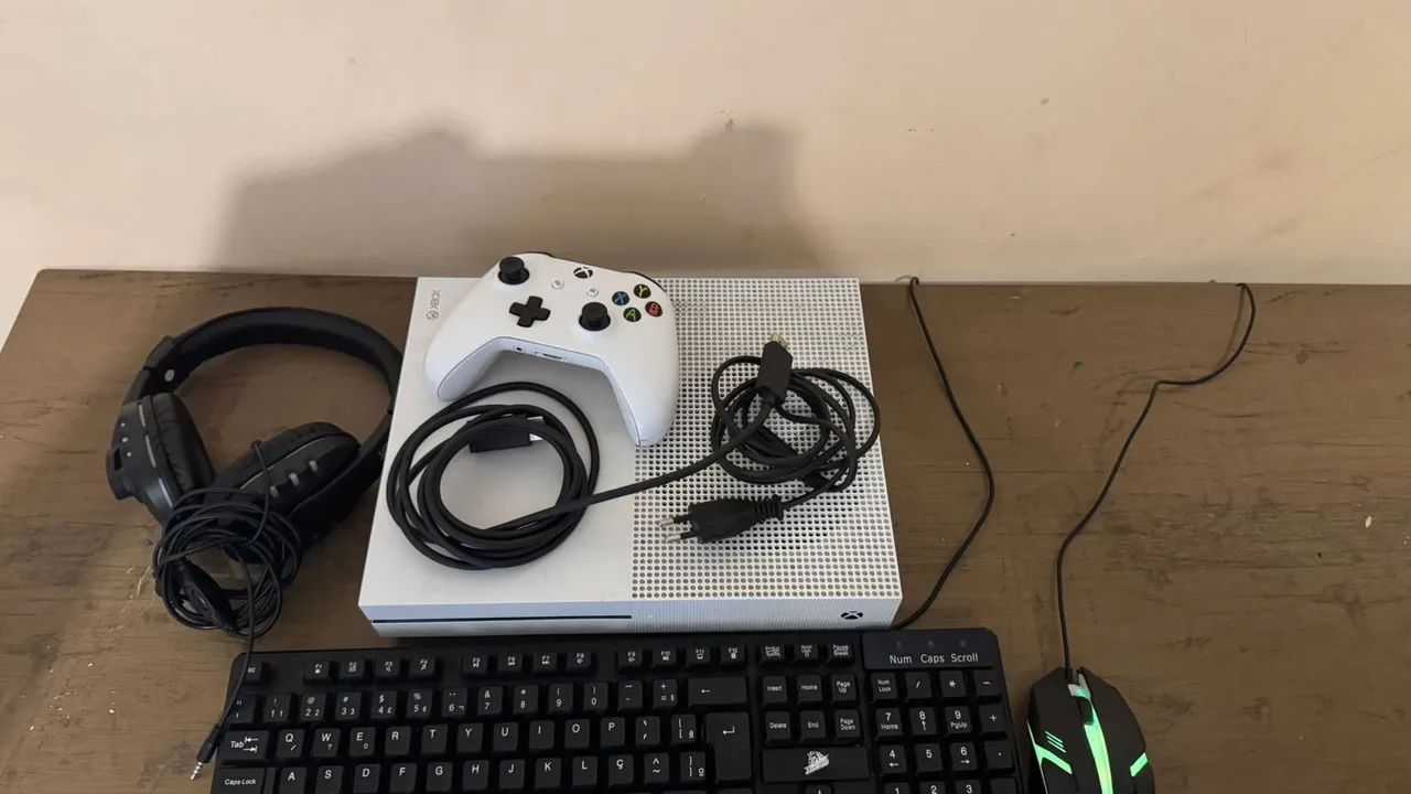 Vendo Xbox com 1 controle teclado e mouse fone e com os fios na caixa 