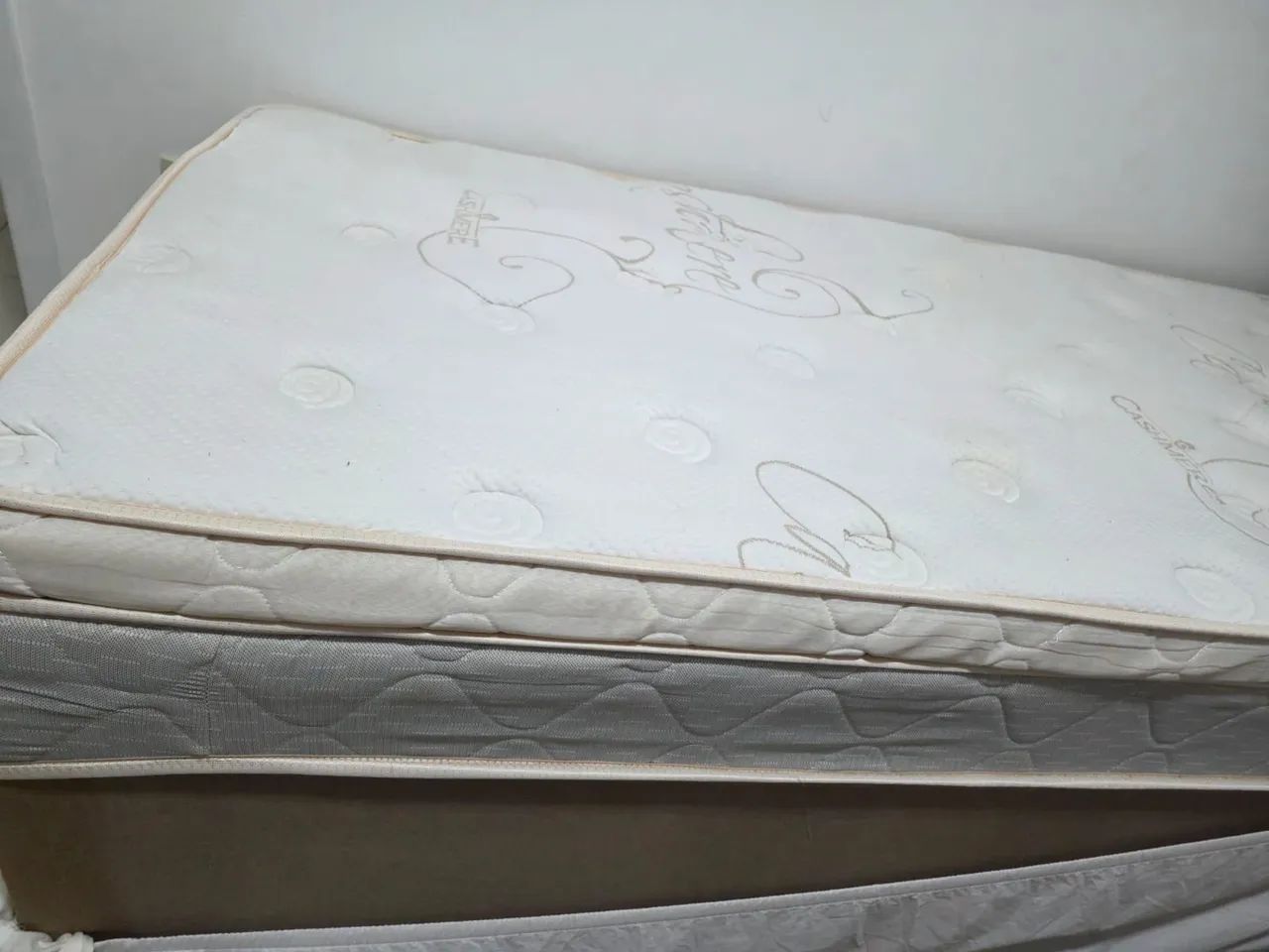 Vende-se cama box solteiro 