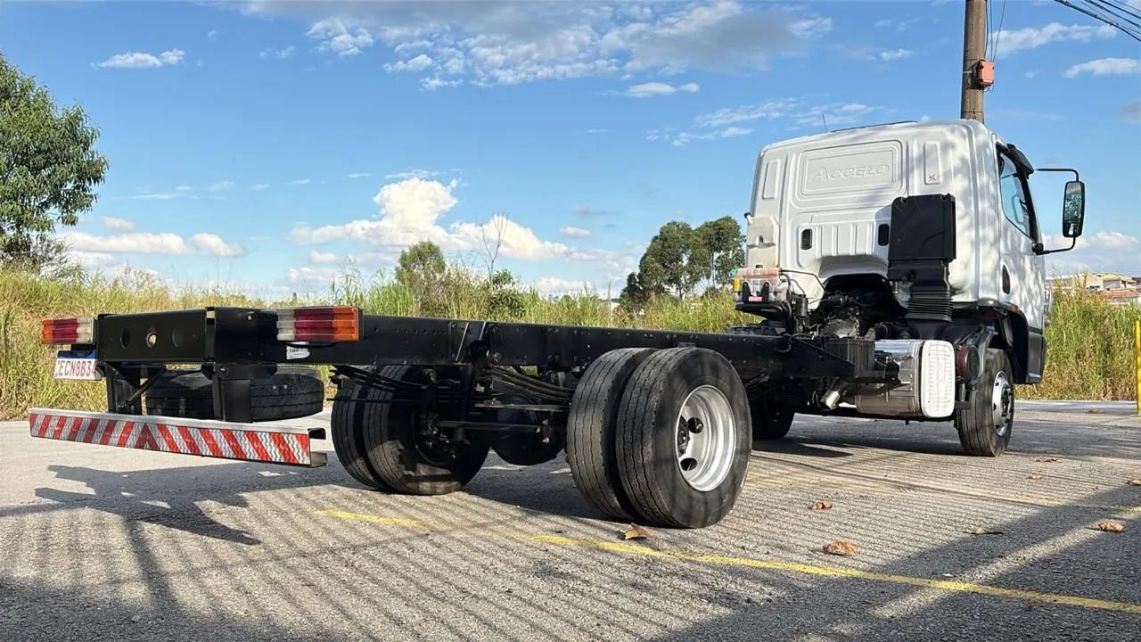 Mb accelo 1016  ano 2019 - Foto 3