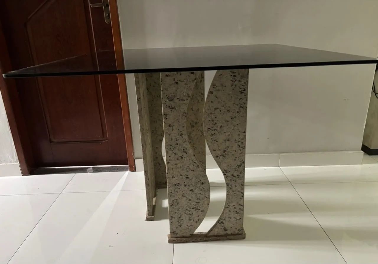 Mesa com base de granito e tampo de vidro 