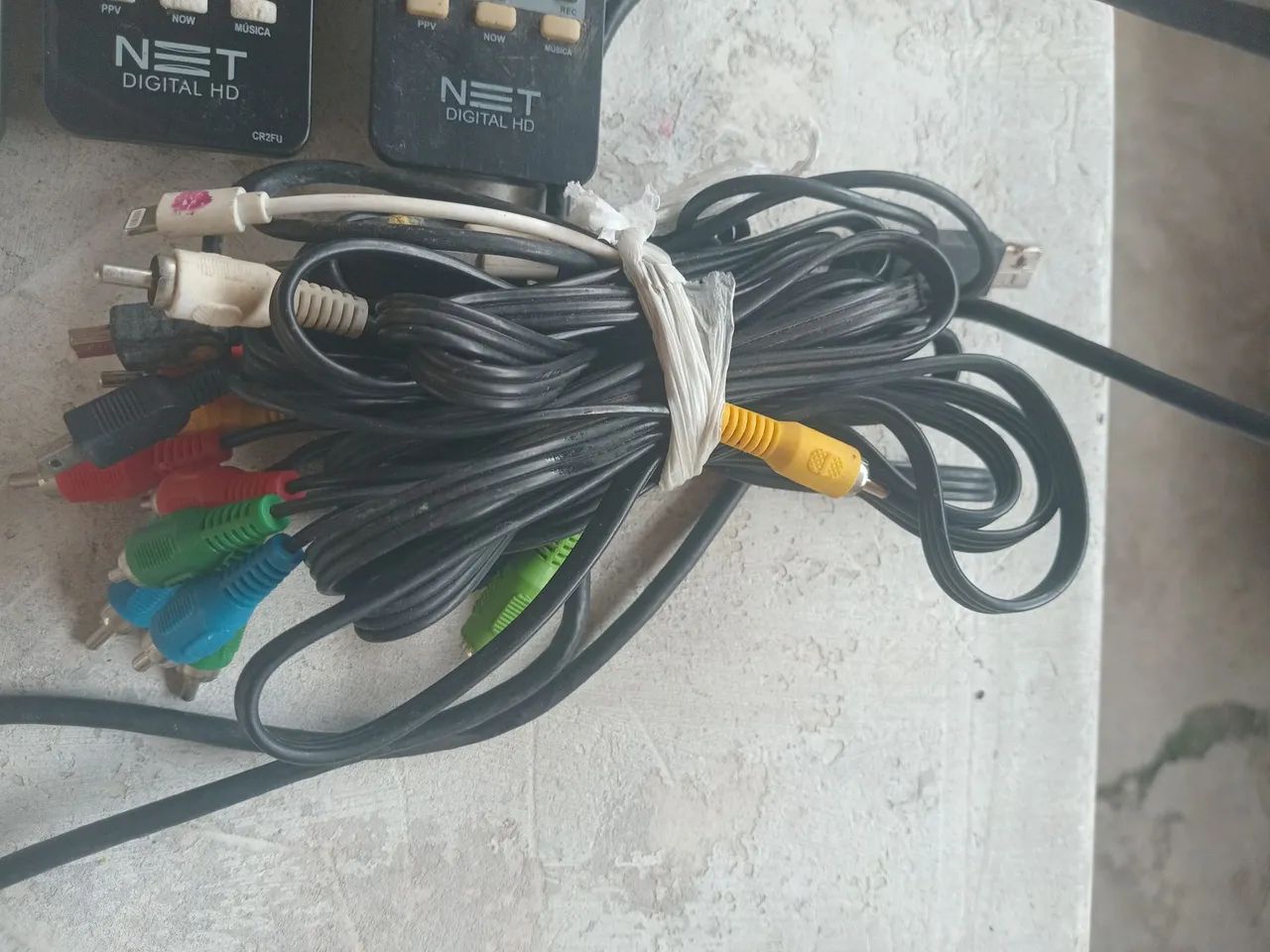 Vendo esses controles e cabos  - Foto 2