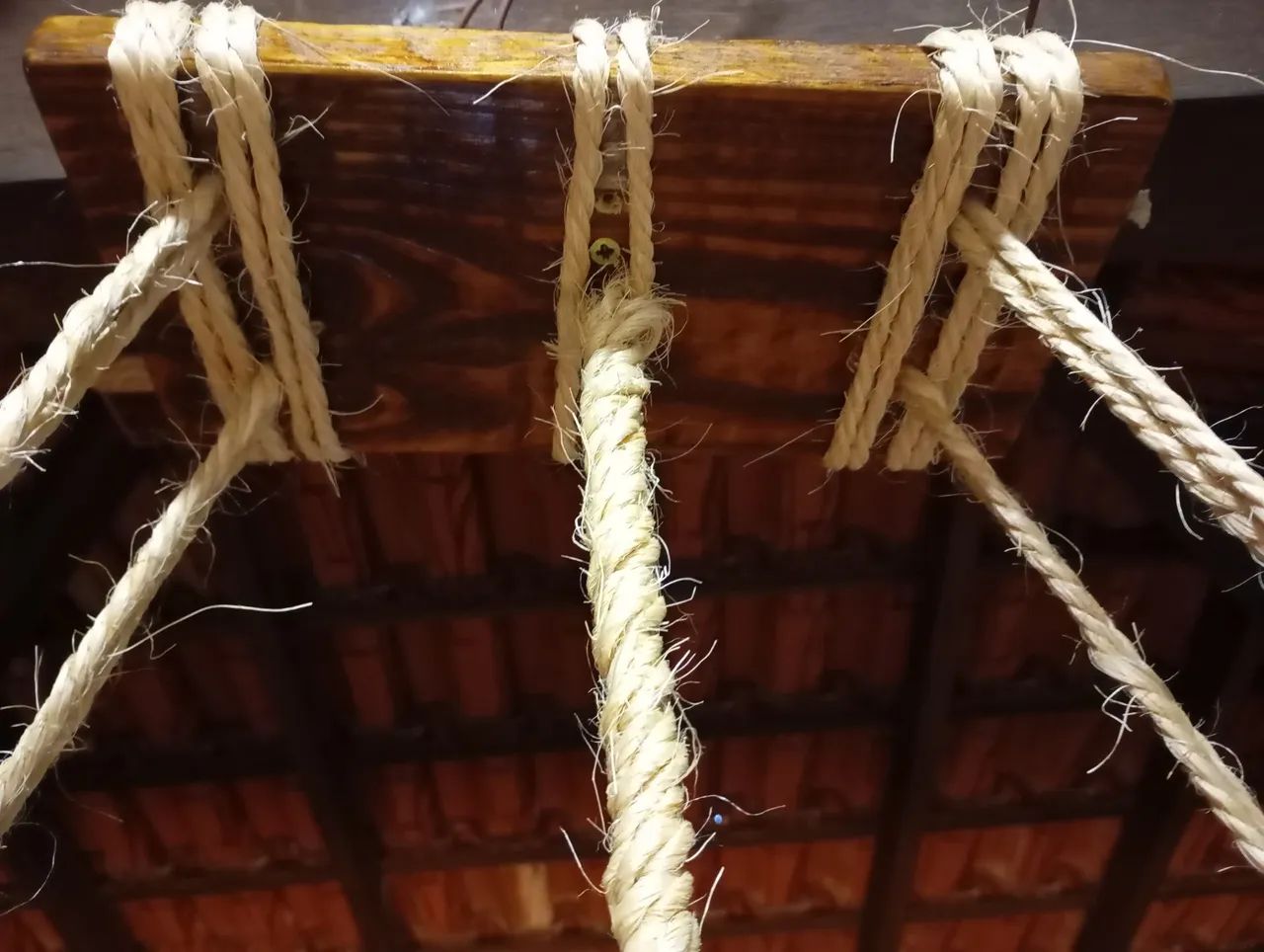 LUMINÁRIA RÚSTICA ARTESANAL EM MADEIRA MACIÇA 3 LÂMPADAS - Foto 3