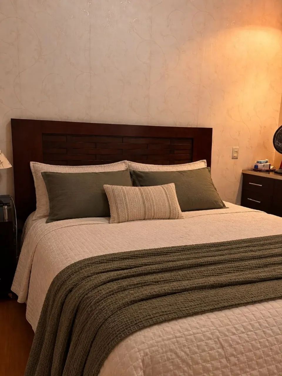 Cama de casal Queen e mesa de cabeceira