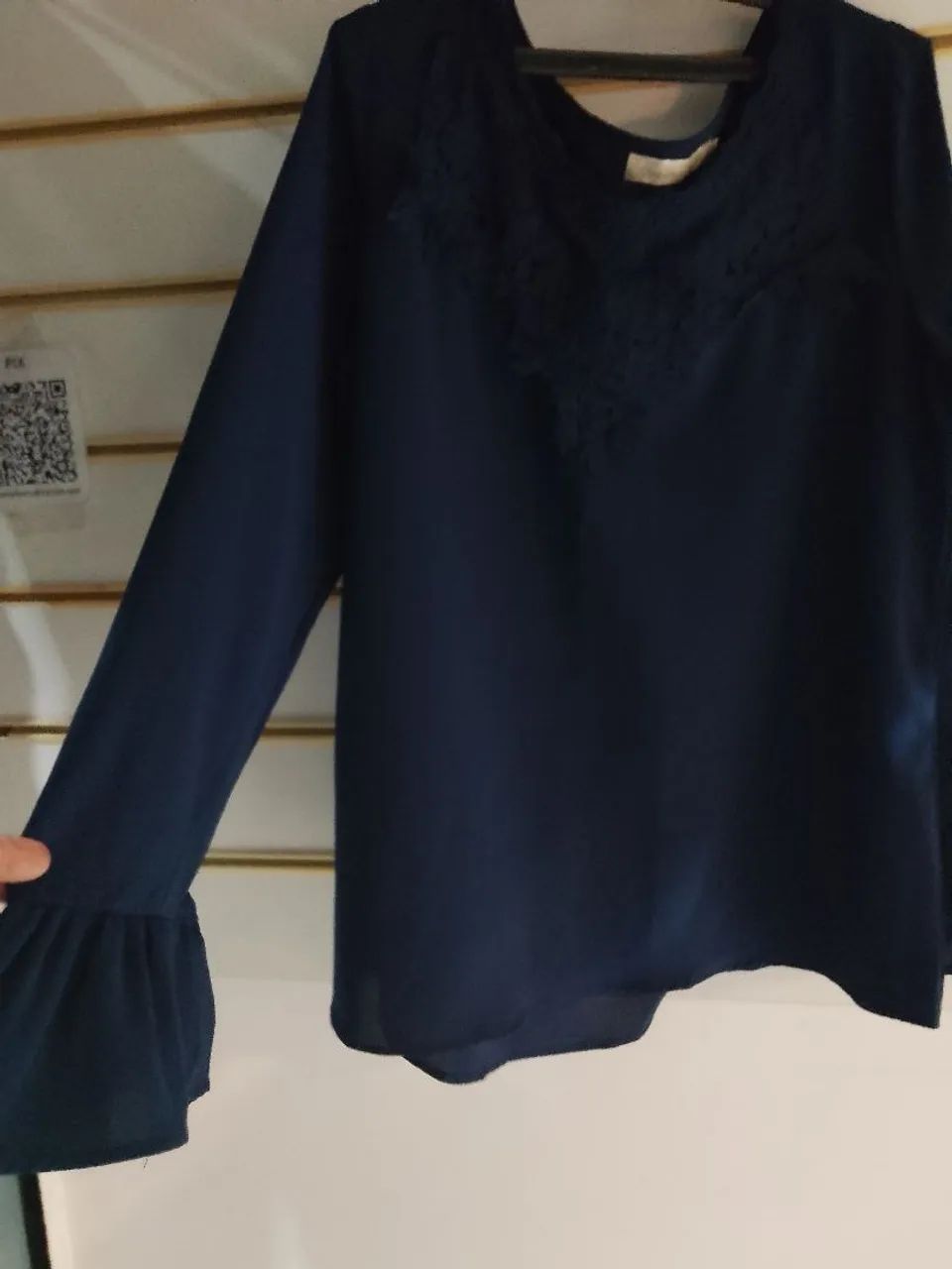 Blusa azul marinho com detalhe de renda M - Foto 3