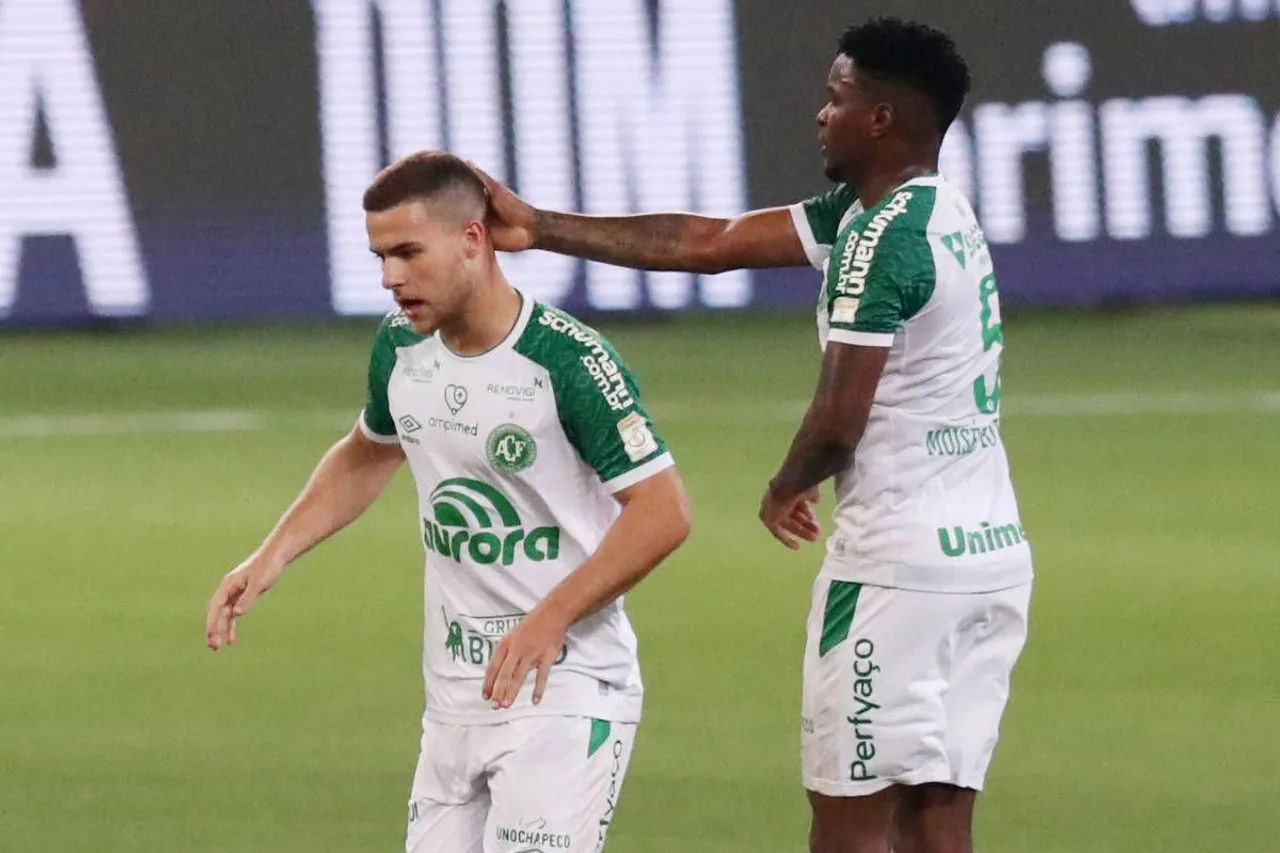 Camisa da Chapecoense 2021 Umbro #16 Léo Gomes de jogo Tamanho M  - Foto 6