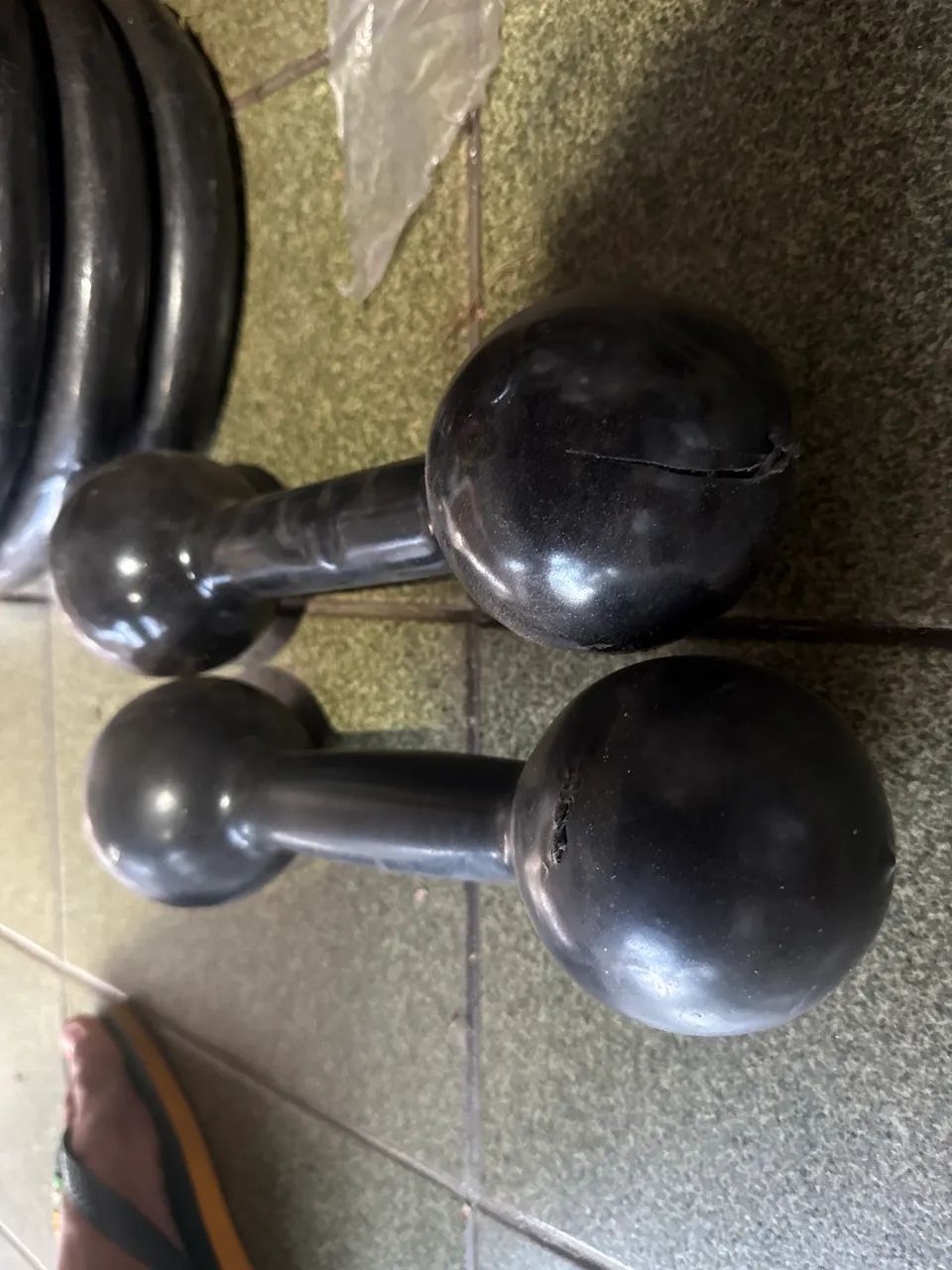 Par de Halter 5kg  bola emborrachado usado R$ 100 - Foto 2