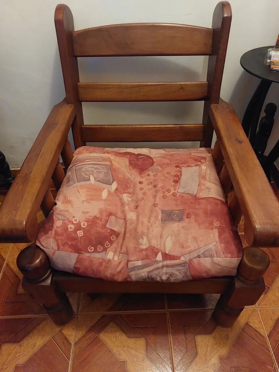  2 Cadeiras de madeira maciça65171917377154122