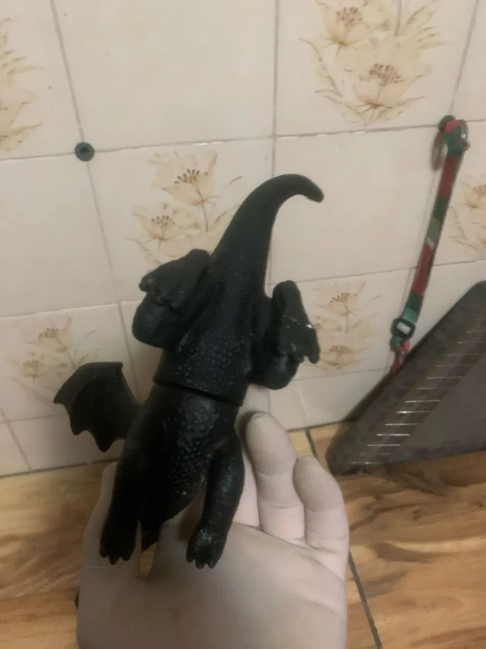dragão preto feito de borracha macia.   - Foto 4