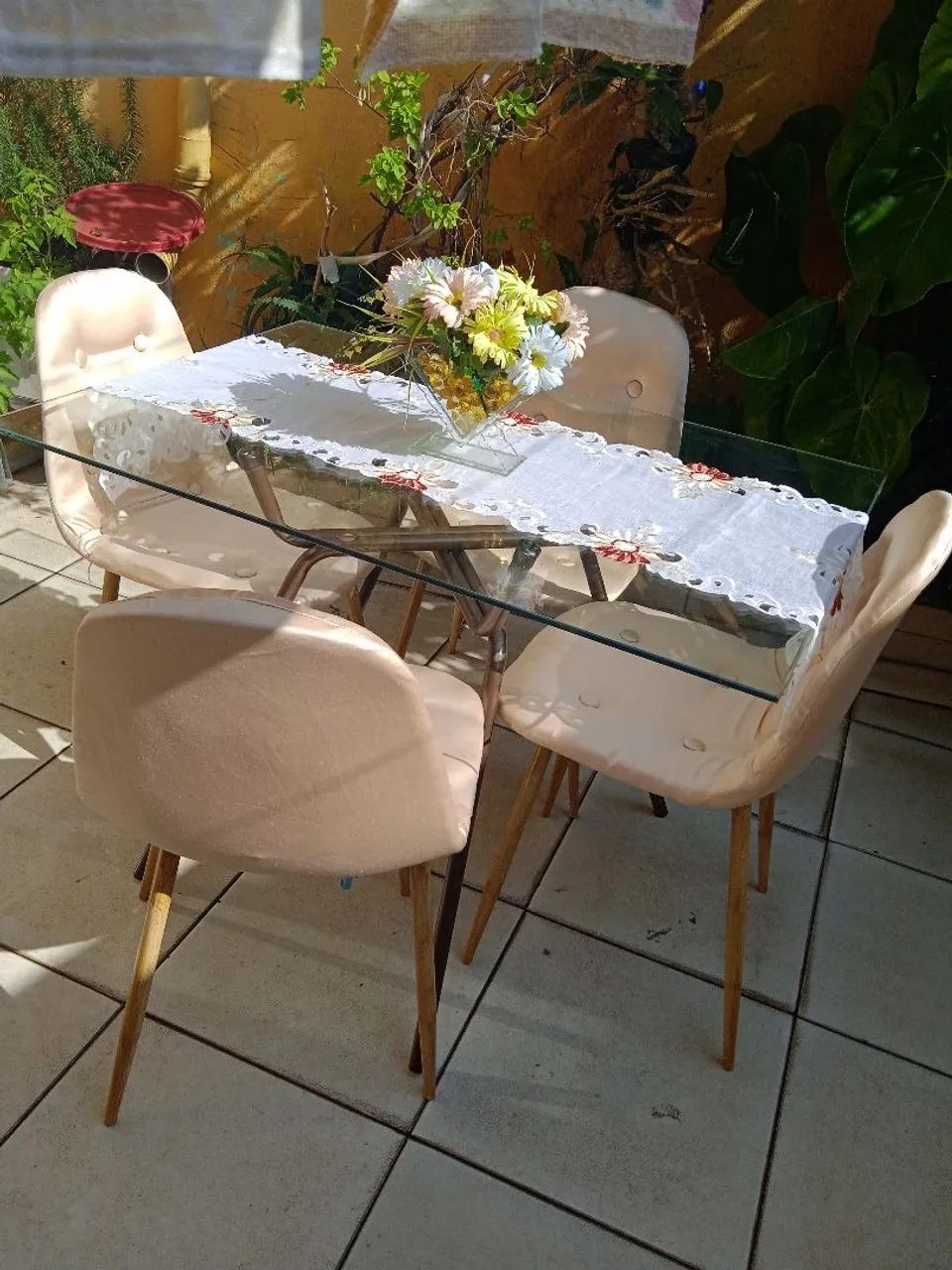 Conjunto de mesa com 4 cadeiras, lindas ? - Foto 2