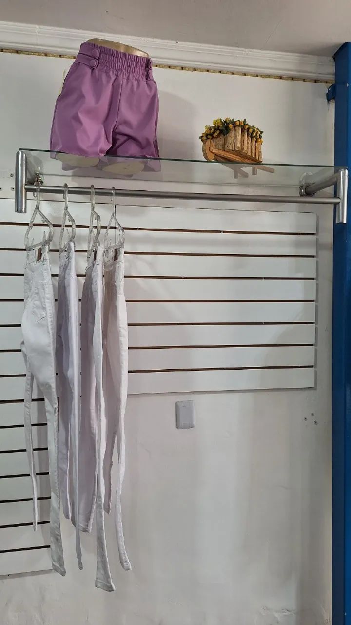 Arara de parede em L com vidro expositor - Foto 3